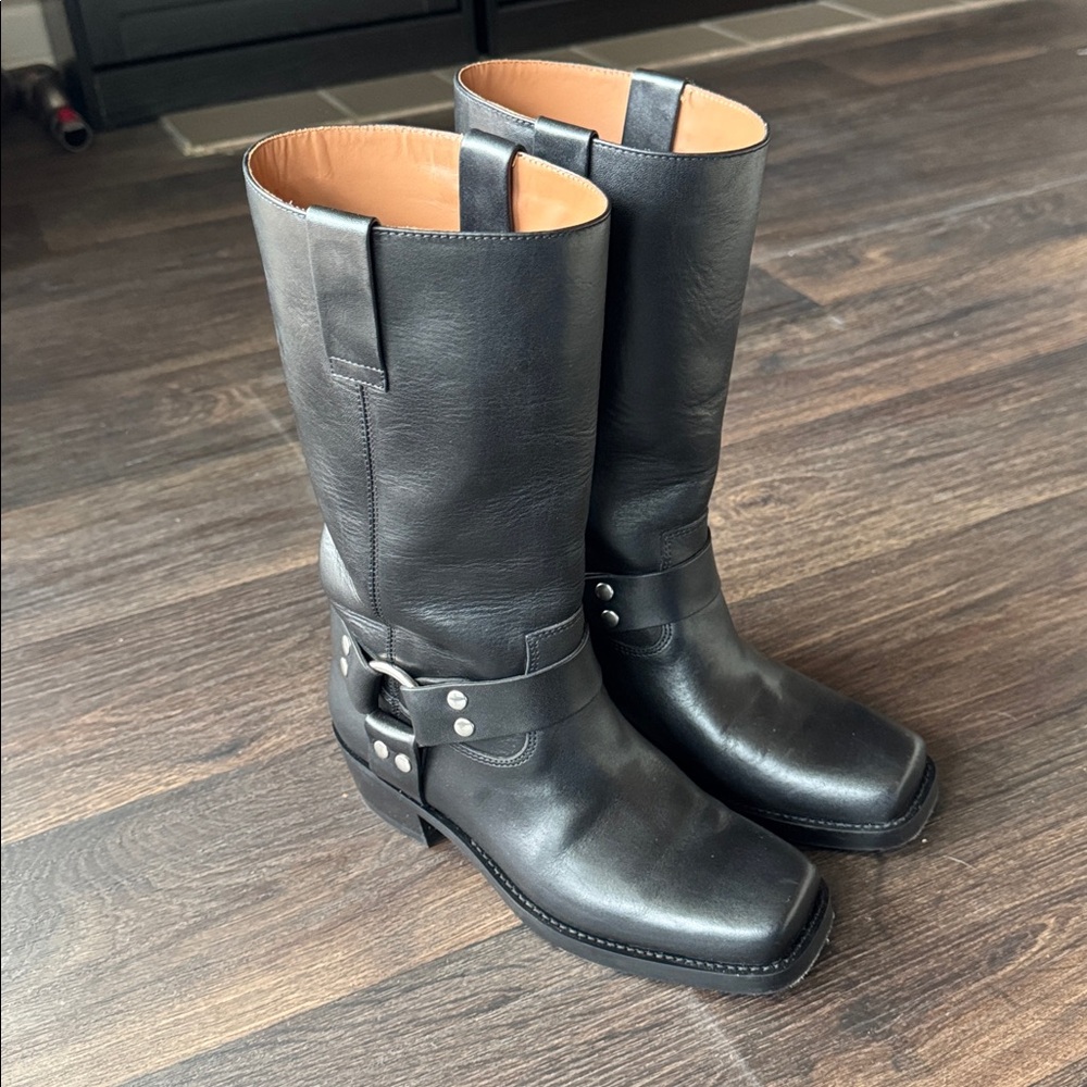 Roxy Boot